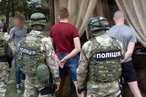 На Полтавщині затримали групу осіб за підозрою у вимаганні коштів від громадян