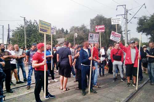 У Лубнах жителі перекривали залізничний переїзд