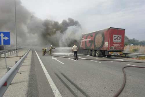 На Полтавщині через коротке замикання електромережі спалахнула вантажівка 