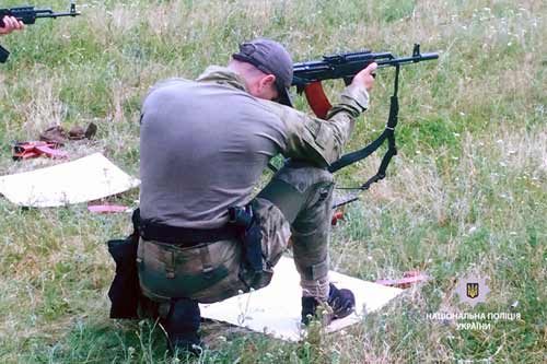 Поліцейські Полтавщини змагалися у стрільбі з автомату Калашникова та пістолета Макарова