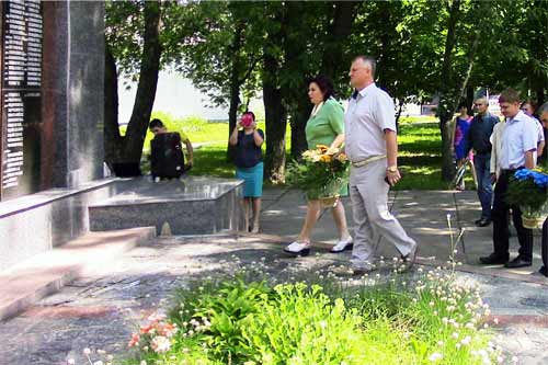 Покладання квітів до пам`ятника полеглим героям