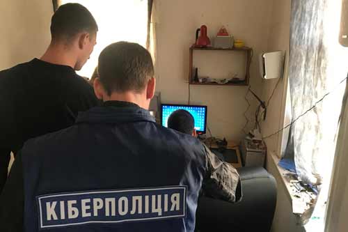 Прокуратура Полтавщини затримала хакера, що розповсюджував по всесвітній мережі Інтернет вірусну програму