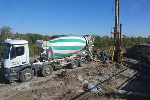 На автомобільній дорозі М-03 Київ - Харків в Лубенському районі триває будівництво шляхопроводу через залізницю