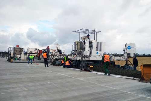 На Полтавщині продовжують будувати єдину в Україні сучасну бетонну дорогу