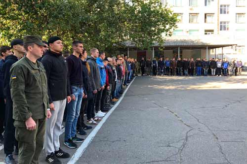 З Полтавського обласного збірного пункту урочисто відправили 220 призовників