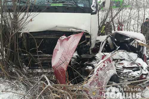На Полтавщині у результаті зіткнення вантажівки та легковика загинуло 2 людини 