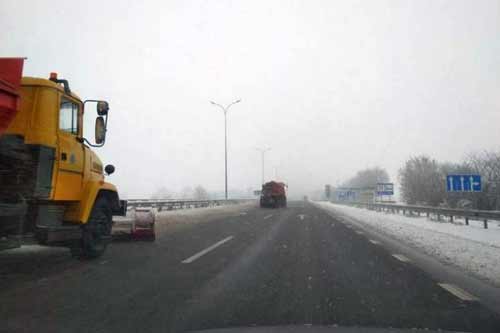 На слизькі автошляхи Полтавщини висипали 444 тонни спецсуміші