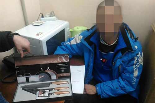 У Лубнах затримали молодика, який в охороняємому магазині намагався викрасти ножі