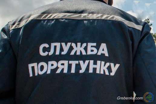 У Лубнах рятувальники зламали двері квартири, щоб звільнити 82-річну жінку
