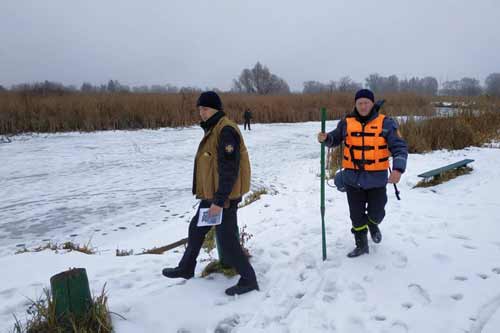 У Пирятині для безпеки рибалок виміряли товщину льодового покриву 