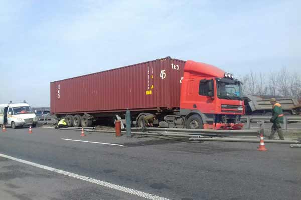 На Полтавщині водій фури заснув за кермом і зніс 40 метрів бар’єрного огородження