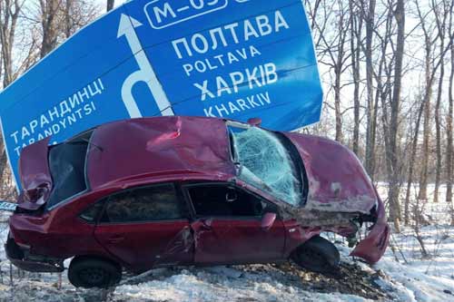 ДТП на Полтавщині: водій на Volkswagen протаранив дорожній знак і розбив авто