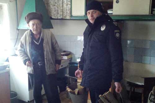 На Гребінківщині дільничні офіцери поліції відвідують за місцем мешкання осіб похилого віку