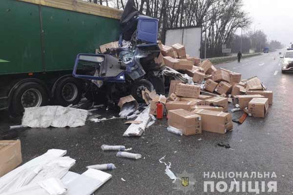 На автодорозі "Київ-Чоп" зіткнулися дві вантажівки, унаслідок чого загинув житель Полтавщини