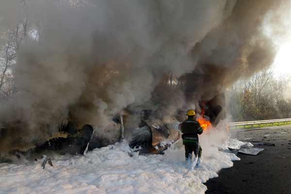 На Полтавщині згоріла вантажівка з молокопродуктами: водія госпіталізували до лікарні з опіками