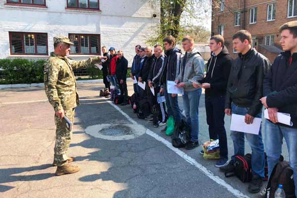 Перших 300 строковиків відправлять з Полтавщини на службу в Збройні Сили України 