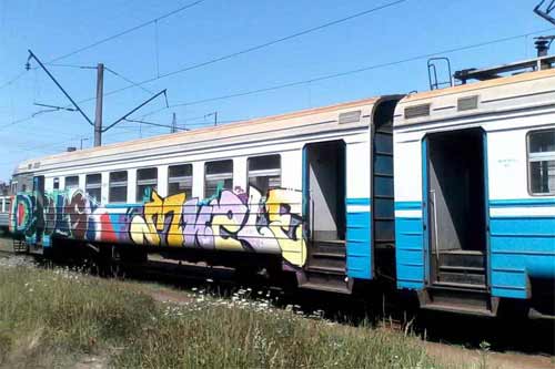 На Полтавщині затримали горе-художників, які намагалися розфарбувати приміський потяг