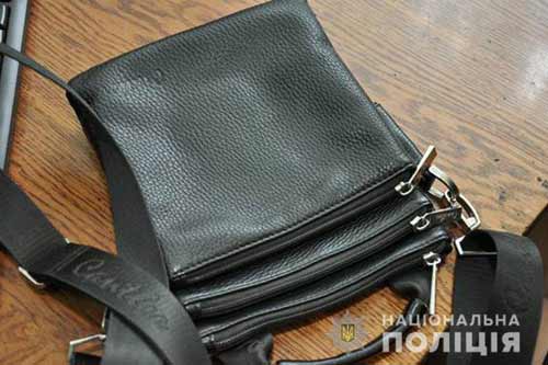 У Лубнах поліцейські викрили злодія, який із незачиненого автомобіля викрав барсетку