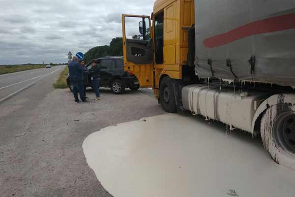 На Полтавщині з вантажівки, яка потрпила в ДТП стався витік клею 