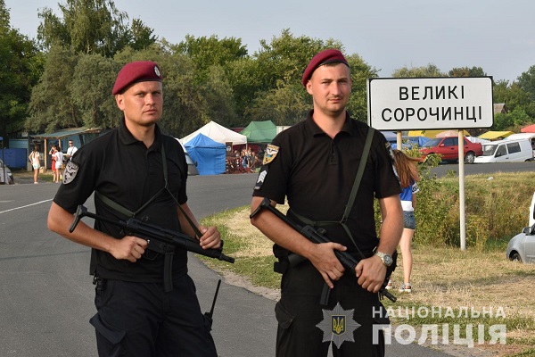 На Сорочинському ярмарку поліція припинила злочин і відшукала загублену дитину