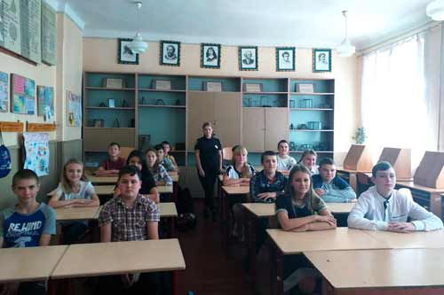 Гребінківським підліткам нагадали про заборону тусуватися у розважальних закладах після 22-ї години