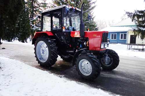 Гребінківська ОТГ придбала новий трактор для потреб ЖКГ 