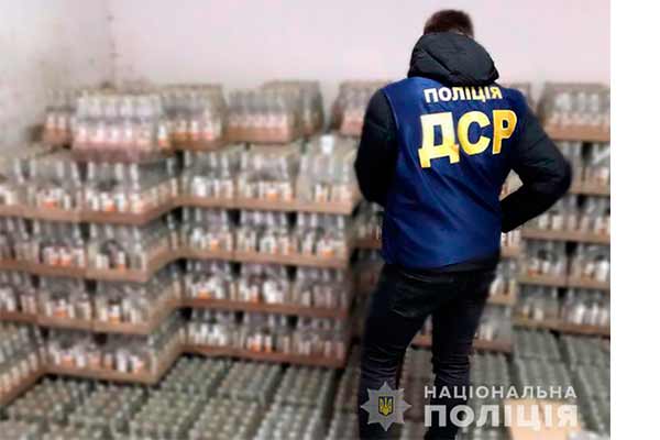 На Полтавщині поліція викрила «мережу» збуту фальсифікованого алкоголю і тютюну 