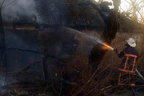 На Гребінківщині рятувальники загасили пожежу на території приватного господарств