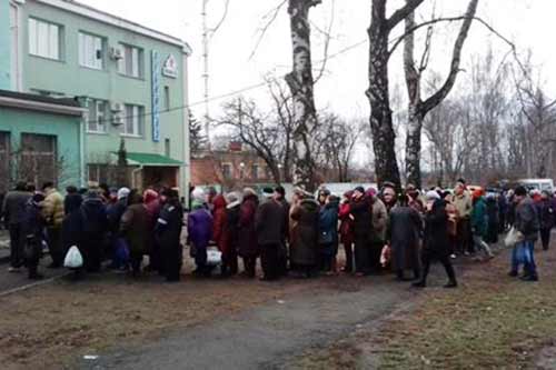 На Полтавщині люди годинами стоять у великих чергах, щоб звірити платіжки за газ