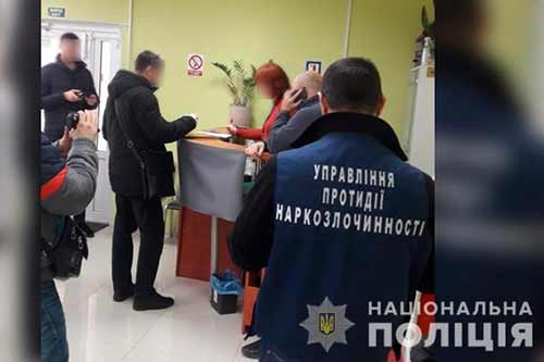 На Полтавщині посадові особи приватного медцентру продавали рецепти на наркотики