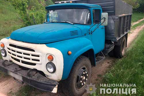 На Полтавщині затримали дві вантажівки з піском без документів