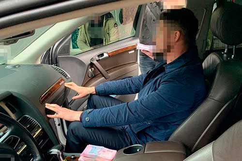 На отриманні хабара в 50 тисяч гривень на Полтавщині затримали екс-чиновника