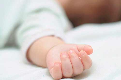 На Полтавщині мати зламала шию своєму п’ятимісячному сину