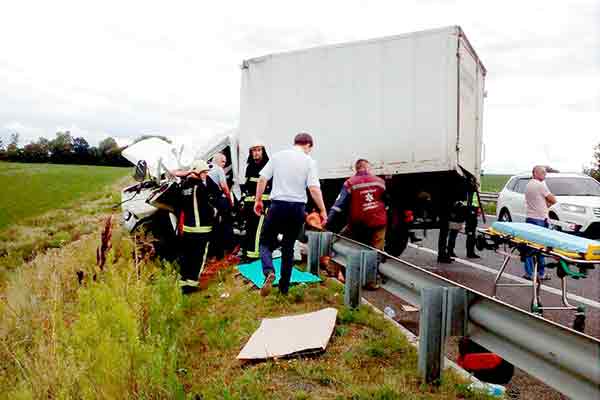 На Полтавщині вантажівка зіткнулася з мікроавтобусом, госпіталізували двох людей