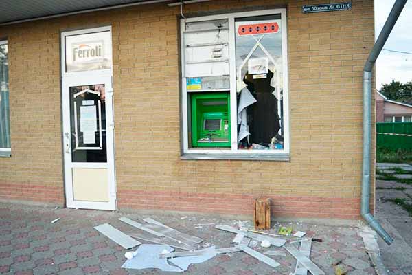 На Полтавщині невідомі у магазині підірвали банкомат та винесли гроші
