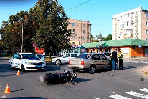 У Миргороді зіткнулися легковик та мотоцикл, мотоцикліст отримав травми