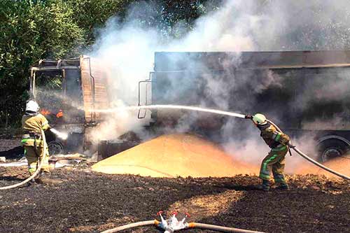 На Полтавщині горіла вантажівка із 15 тоннами зерна