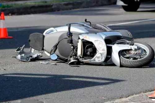 На Гребінківщині скутерист виїхав за межі дороги і перекинувся