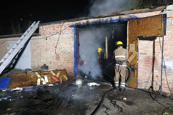 На Пирятинщині 5 рятувальників гасили пожежу в гаражі