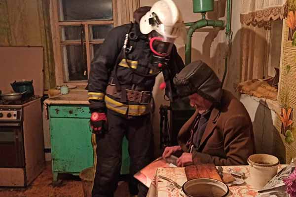 Через необережність під час куріння на Полтавщині ледь не згорів будинок та 93-річний господар