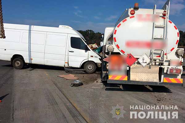 На Полтавщині зіткнулися “Mercedes Sprinter” та «Mercedes Atego»: є постраждалі
