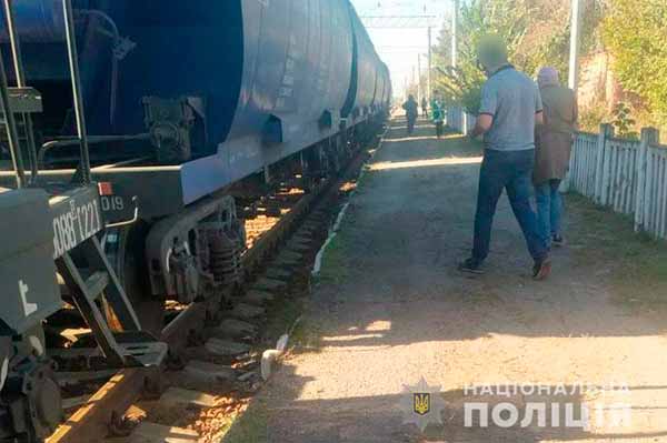 На Полтавщині 49-річного чоловіка убило струмом під час спроби перелізти через вагон