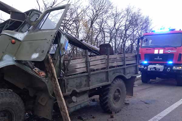 ДТП на Полтавщині: з понівеченої кабіни «ГАЗ-66» травмованого водія діставали рятувальники