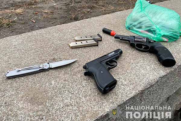 На Полтавщині поліцейські затримали чоловіка, який погрожував перехожим