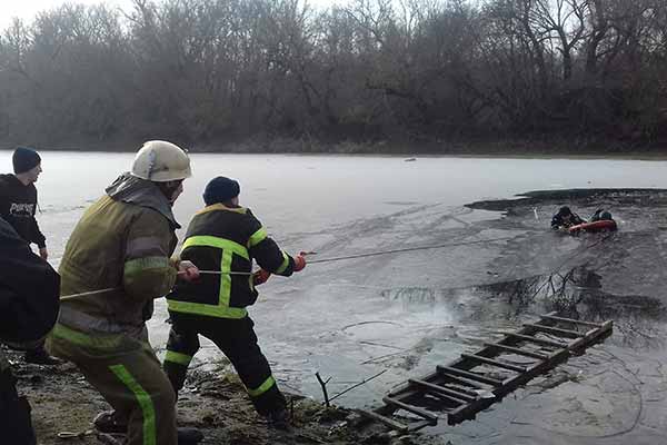 На Полтавщині тонкий лід ледь не став причиною загибелі людини