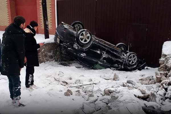У Кременчуці автомобіль злетів з дороги під ворота будинку і перекинувся