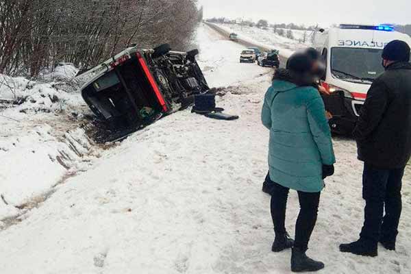 На Полтавщині перекинувся мікроавтобус із 13 пасажирами: є травмовані