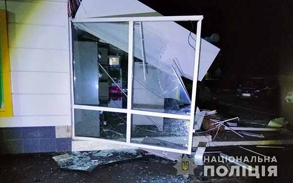 На Полтавщині невідомі розтрощили банкомат та магазин: намагалися викрасти кошти