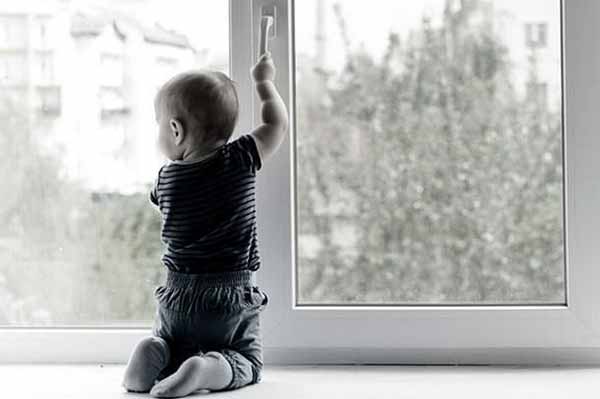 У Гребінці півторарічний малюк випав з вікна