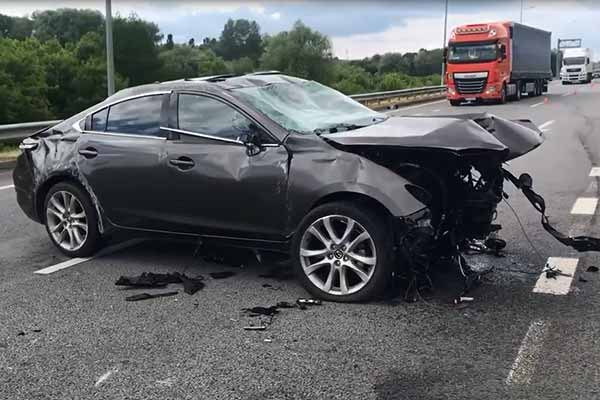 ДТП на Полтавщині: автомобіль Mazda здійснив зіткнення з розділювальним відбійником